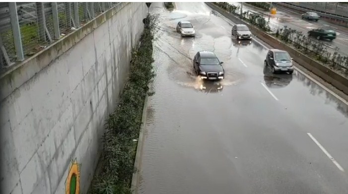 Moti i keq dhe me reshje, përmbytje në disa rrugë të Tiranës (VIDEO)