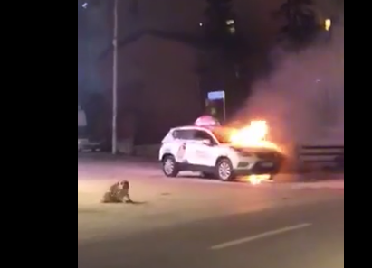 Një taksi kaplohet nga flakët në Prishtinë