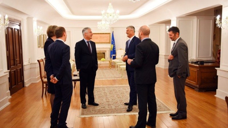 Thaçi mbledh ambasadorët e vendeve të Quint-it