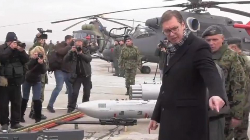 Vuçiq injoron NATO-në e BE-në: Krenohet me helikopterët që i dërgoi Putin