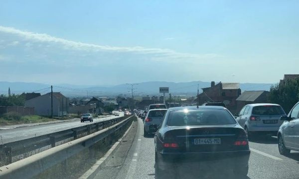 Aksident zingjiror në Sllatinë, krijohen kolona