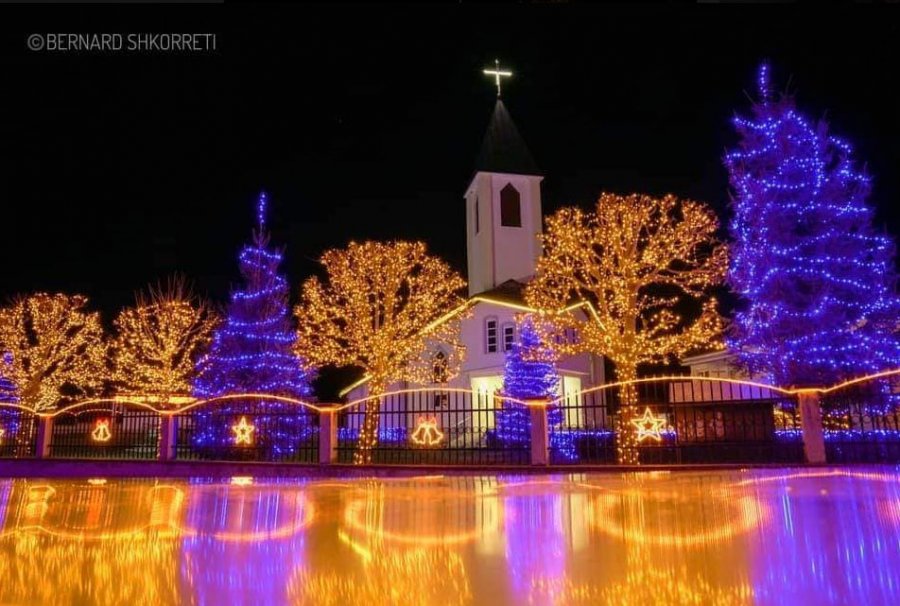 Fshati Pjetershan vazhdon traditën, dekorohet në mënyrë të veçantë