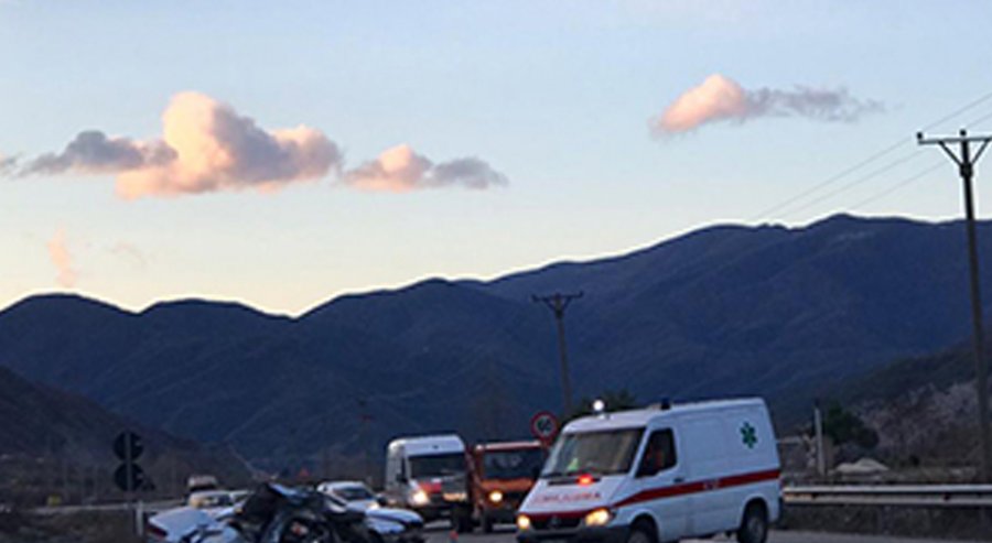 Autobusi përplaset me veturën në Rrugën e Kombit, një i vdekur (Video)