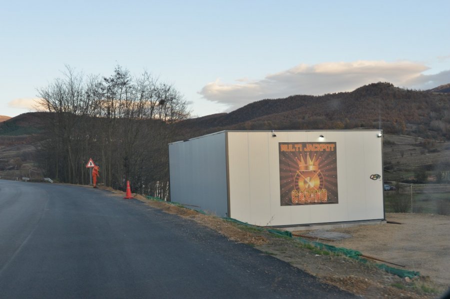 Kazinot në Karaçevë, aty ku Policia s’mund të hyjë pa lejen e KFOR-it