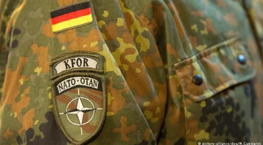 Ushtarët e KFOR-it të befasuar me njerëzit dhe me ushqimin në Kosovë