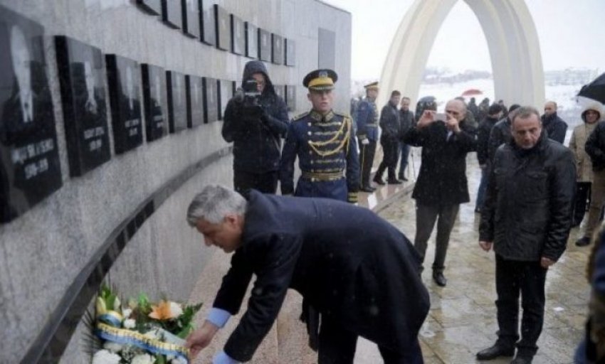 Thaçi bën homazhe në Kompleksin Përkujtimor në Reçak