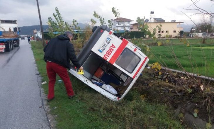 Përplaset një ambulancë me një kamion, lëndohen tre persona