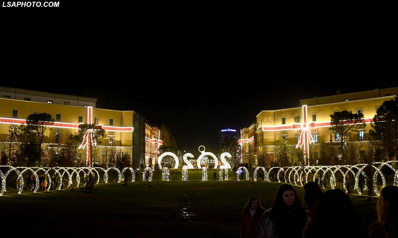 Tirana duket më bukur se kurrë për festat e fundvitit