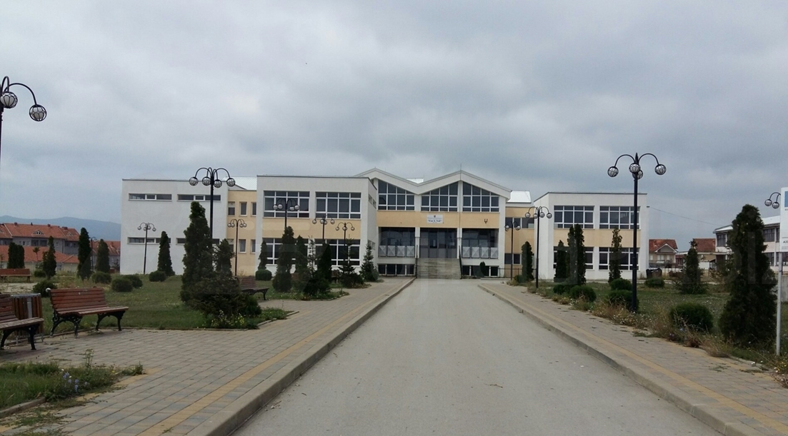 Dy persona lëndohen nga flakët në sallën e sportit në shkollën “Fan Noli” në Podujevë