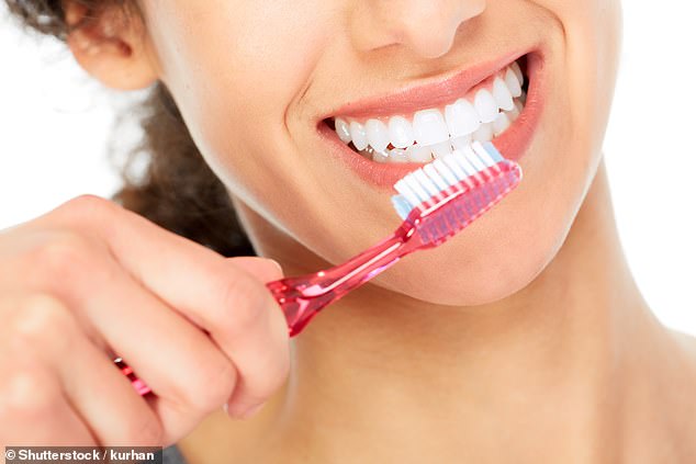Pastroni dhëmbët tri herë në ditë për t’i parandaluar sëmundjet vdekjeprurëse
