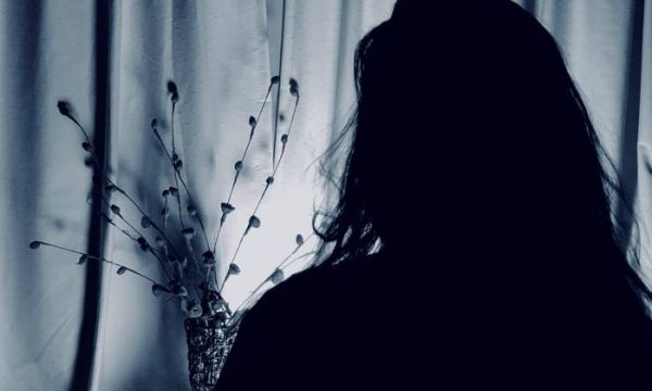 Rrëfimi rrëqethës i kosovares: Fqinjtë serbë na përdhunuan edhe para fëmijëve