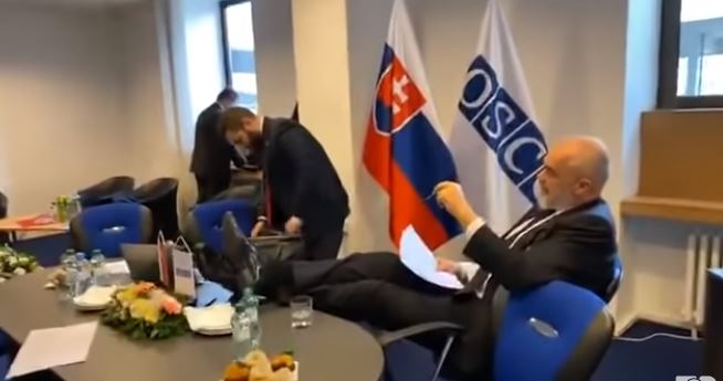 Kryesimi i OSBE, Rama nis takimet në Bratislavë me këmbët mbi tavolinë (Video)