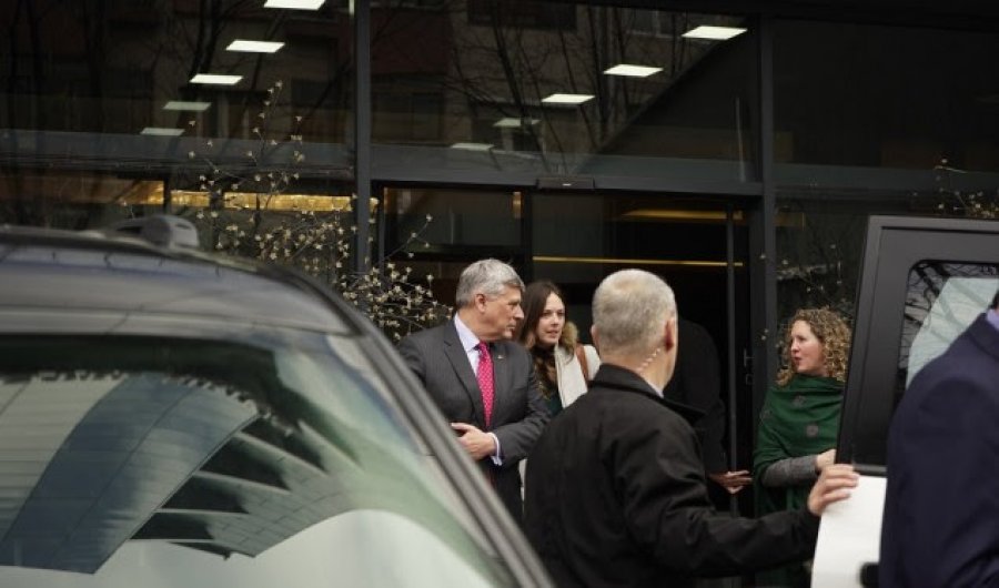 Kosnetti takon drejtuesit e LDK-së