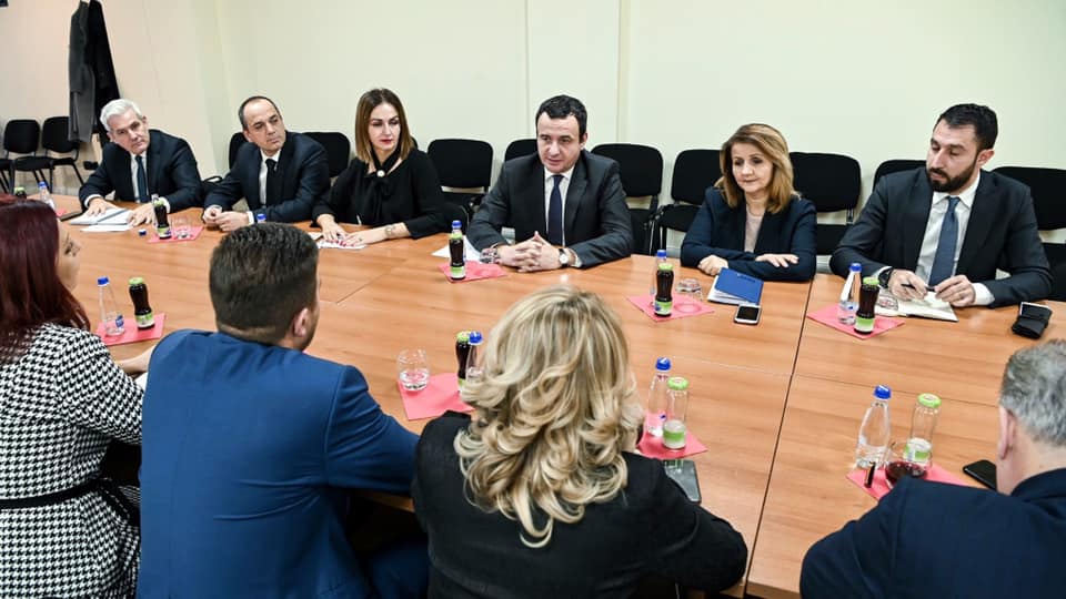 Kurti merr mbështetjen e dhjetë deputetëve nga komunitetet joshumicë