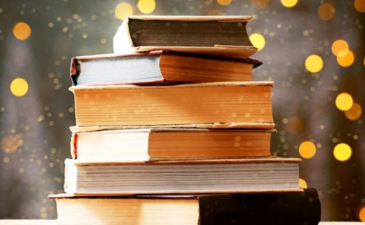 Një ortek librash nën bredhin e Krishtlindjes