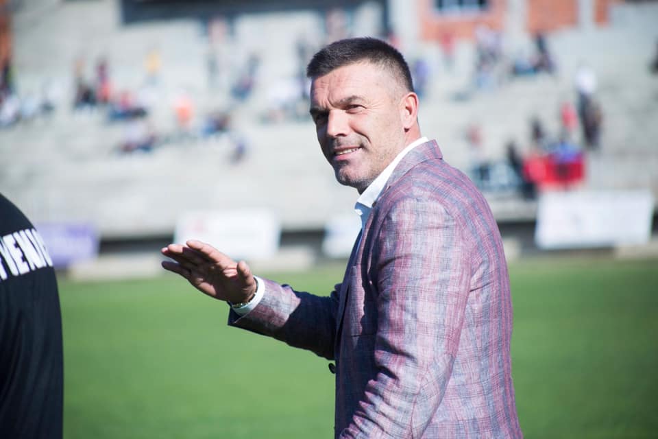 Trajneri i skuadrës së Superligës jep dorëheqje dhe i kërkon falje një personi të veçantë