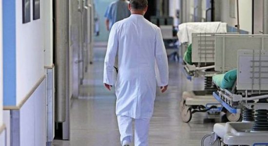 E çuditshme tre mjekë bien nga dritaret e spitaleve në Rusi, ngriten dyshime në opinion