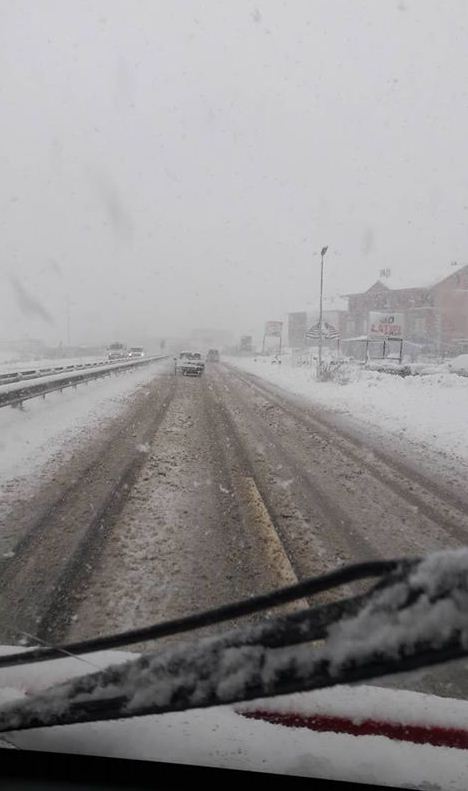 Reshjet e borës vështirësojnë qarkullimin në magjistralen Podujevë-Prishtinë (VIDEO)