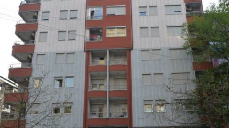 Mrekulli në Tiranë, i moshuari hidhet nga pallati, por tenda i shpëton jetën