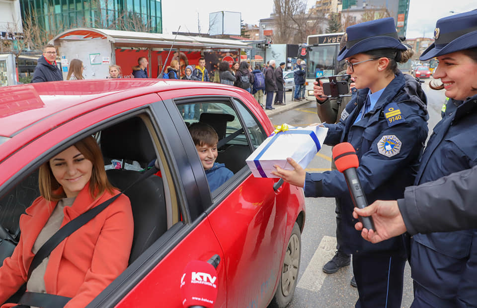 Festat e fundvitit, policia ndan dhurata për fëmijët pasagjerë