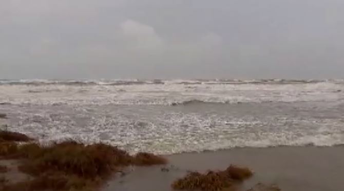 Deti me dallgë 8 ballësh përmbyt një fshat në Vlorë