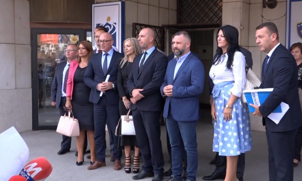 Nëse burgoset Todosijeviq, serbët paralajmërojnë se do të largohen nga institucionet e Kosovës