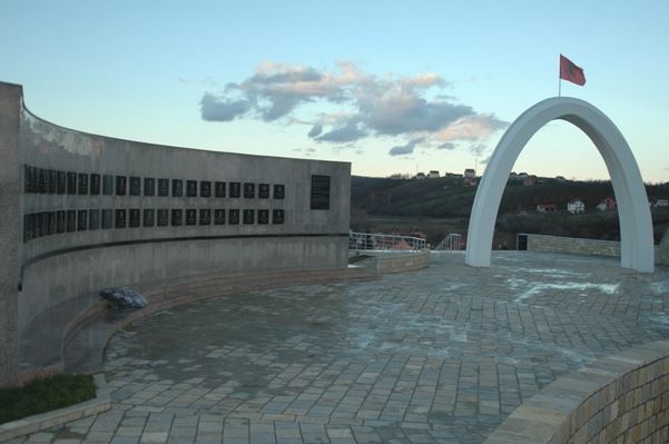 Të rinjtë nga Kosova e Serbia dënojnë mohimin e masakrës së Reçkut nga Vuçiqi