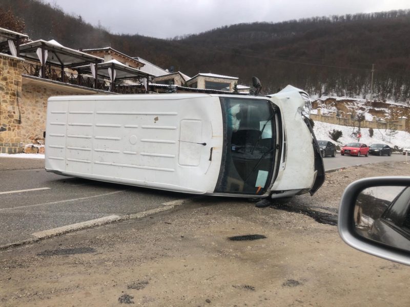 Automjeti rrokulliset në mes të rrugës