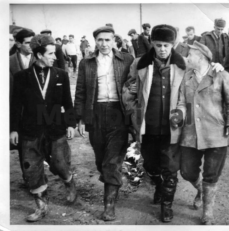 “Titistët po vjedhin ndihmat…”, çfarë thoshte Enveri pas tërmetit në Peshkopi