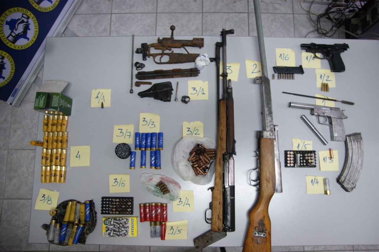 Policia konfiskon arsenal armësh në Istog