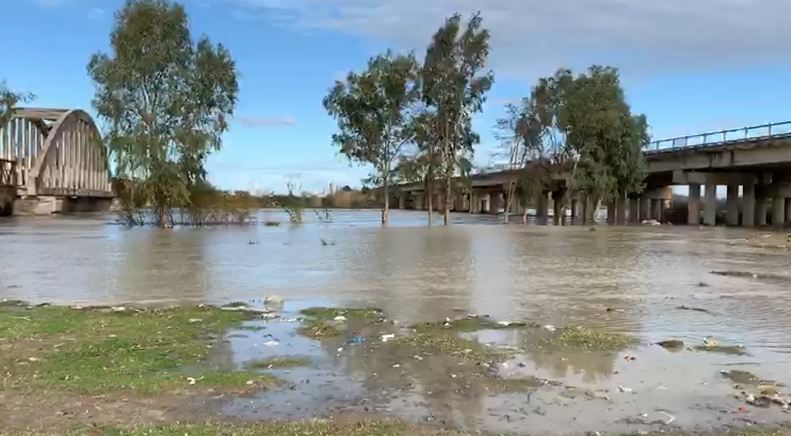 Reshje të shumta shiu, lumi Vjosa del nga shtrati