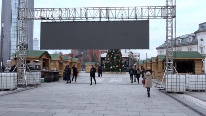 Hapen netët festive në Prishtinë