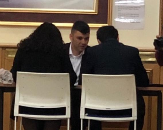 Albin Kurti e Vjosa Osmani e “simulojnë” nënshkrimin e marrëveshjes për koalicion në hollin e Kuvendit