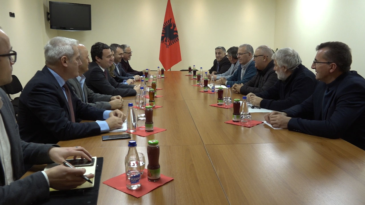 Sindikalistët pas takimit me Kurtin, kërcënojnë me greva