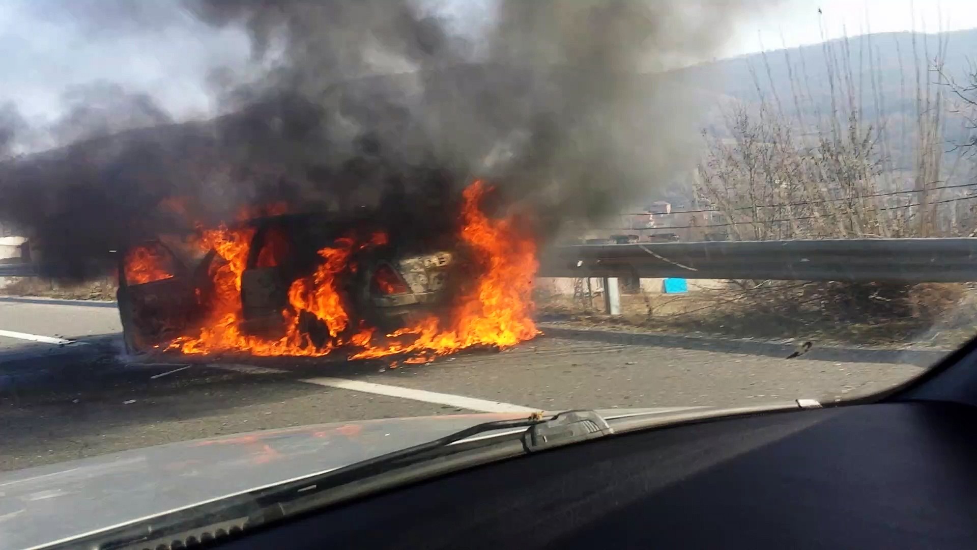 Kamioni përfshihet nga flakët në fshatin Vragoli (VIDEO)