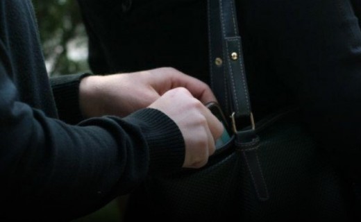 Vodhi mbi 5 mijë euro nga çantat e femrave, arrestohet 51-vjeçari në Ferizaj