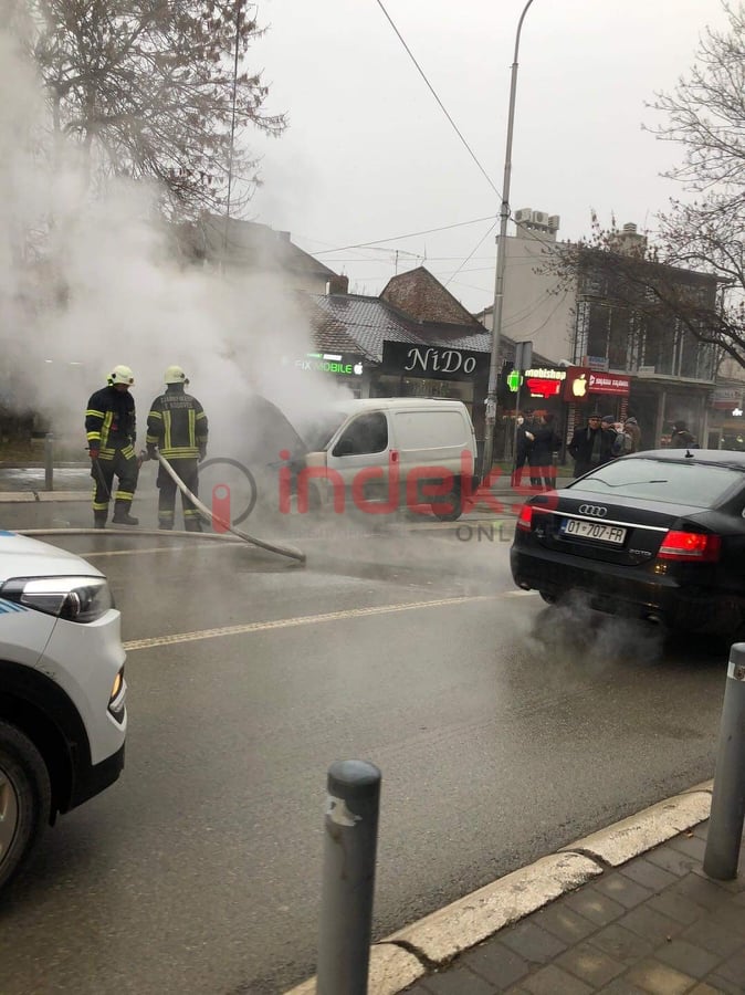 Digjet një veturë afër objektit të Komunës së Prishtinës