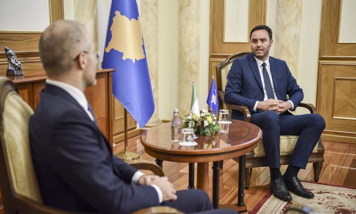 Konjufca takohet me ambasadorin italian, flasin për avancim të bashkëpunimit