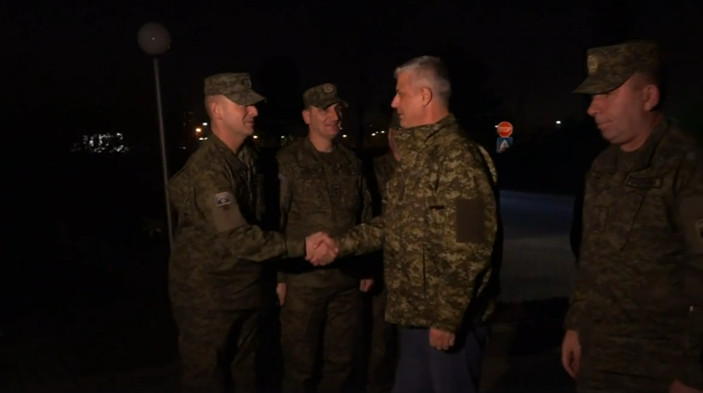 Thaçi pret Vitin e Ri me ushtarët e FSK-së: Kur të tjerët po festojnë ju po mbroni kufijtë e vendit