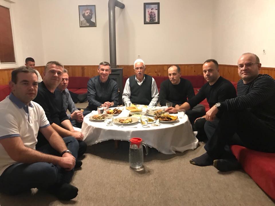 Letra emocionuese e Veselit për prindërit e vëllezërve Demaku