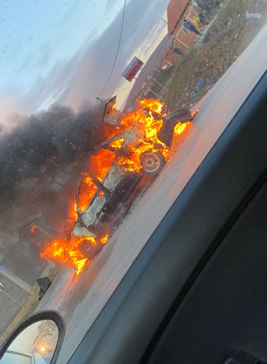 Digjet një veturë në Komoran