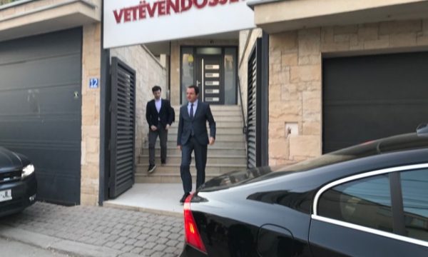 Kurti nuk shfaq optimizëm të madh teksa shkon në takim me Mustafën