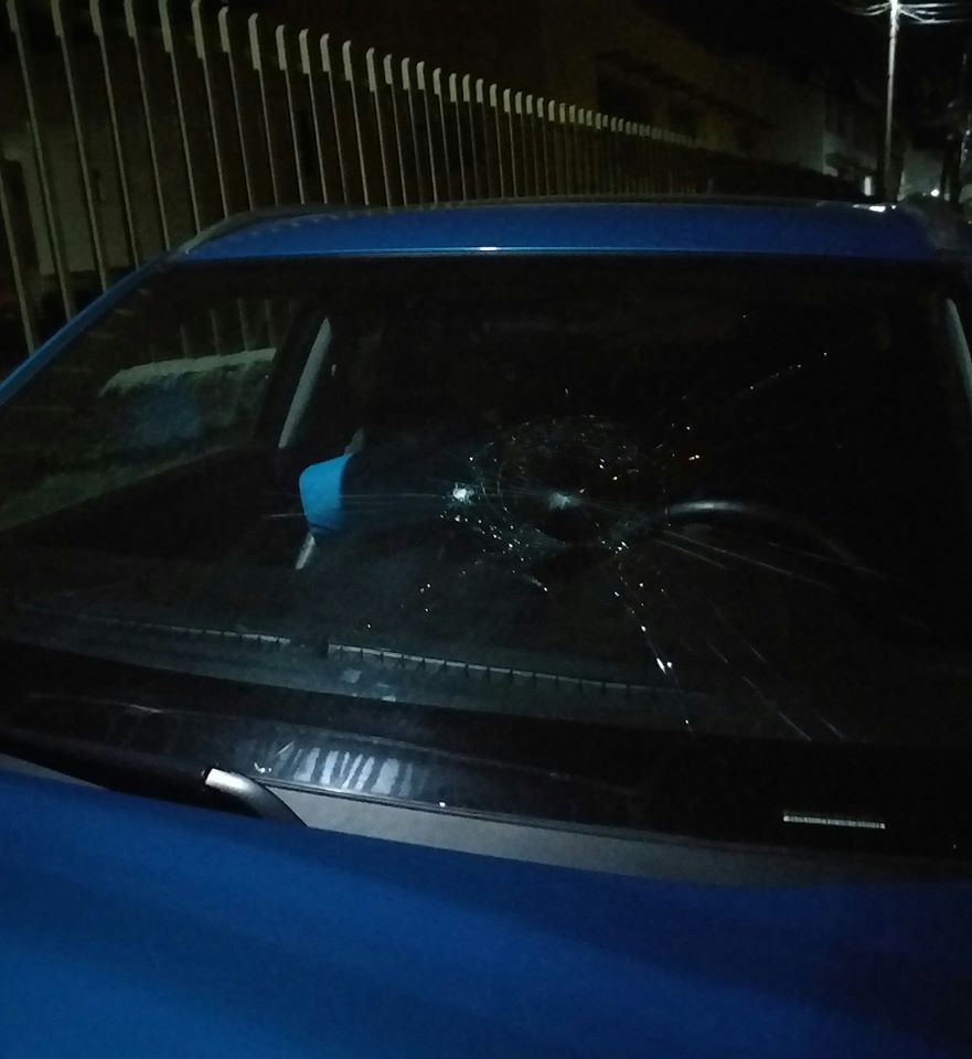 Analistit kosovar ia thyejnë xhamin e veturës