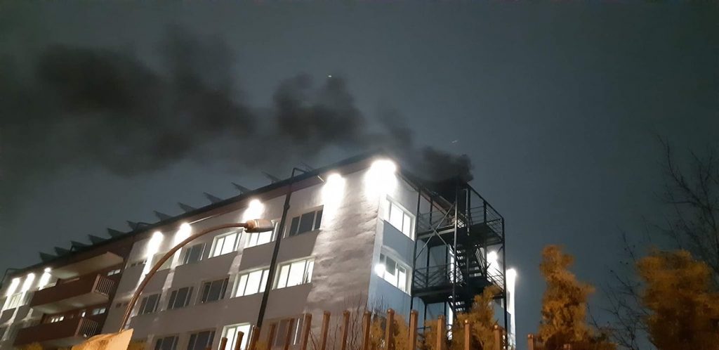 Studentët ngrohen me qymyr, tym i zi del nga konvikti numër një