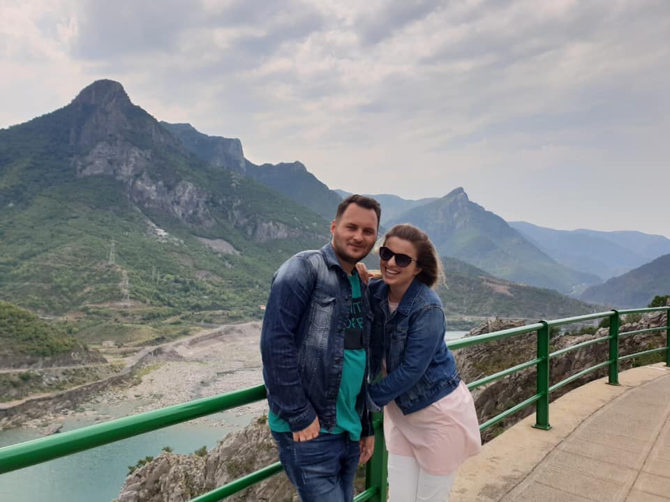 Fjalët emocionuese të së fejuarës së Arturit, policit të plagosur: Sa herë të thoja të ruheshe, më thoshe: “Punoj drejt, më ruan Zoti”