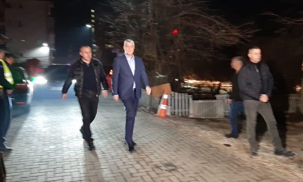 Thaçi po e pret qe një orë Grenellin në restorant