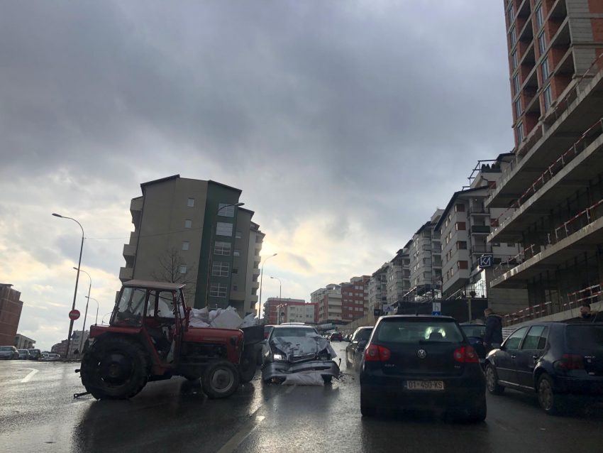 Aksident në “Arbëri”, traktori  godet  një veturë
