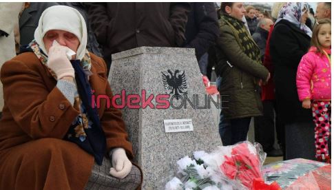 Nëna s’i mban lotët pranë varrit së vajzës 22-vjeçare, që e masakruan në Reçak