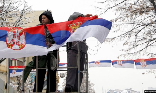 Lista Serbe, ndërmjet pushteteve në Prishtinë dhe Beograd