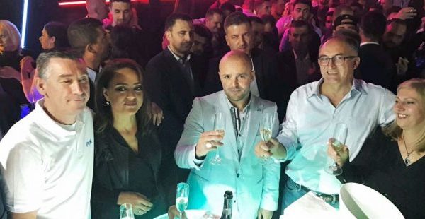 Personit që iu fal burgu nga presidenti Thaçi, pi shampanjë me Veselin